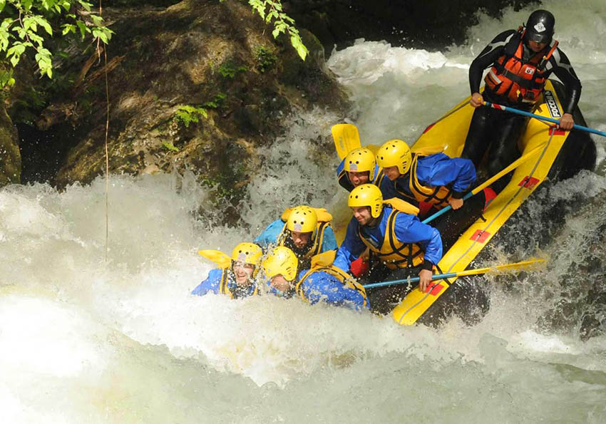 Discesa rafting di un gruppo durante un evento di team building